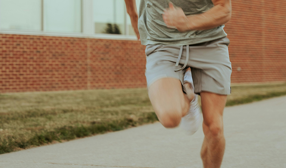 Läufer mit Gelenkbeschwerden nach sportlicher Belastung als möglicher Auslöser einer Arthrose