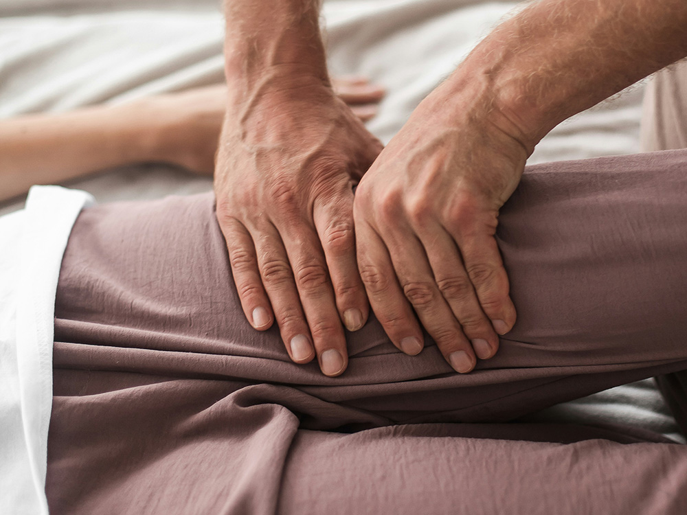 Therapeut untersucht Patient mit Hüftarthrose vor einer gelenkerhaltenden Stammzelltherapie in Berlin