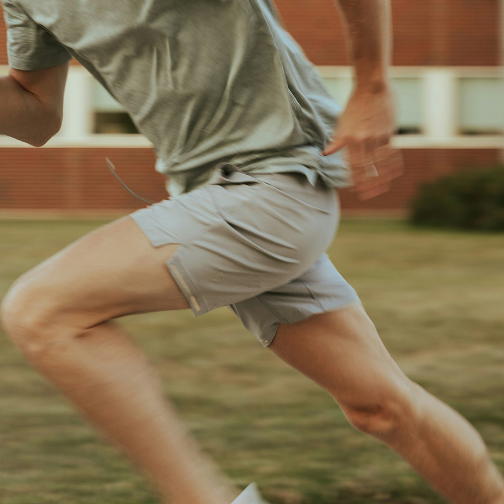 Läufer mit Gelenkbeschwerden nach sportlicher Belastung als möglicher Auslöser einer Arthrose